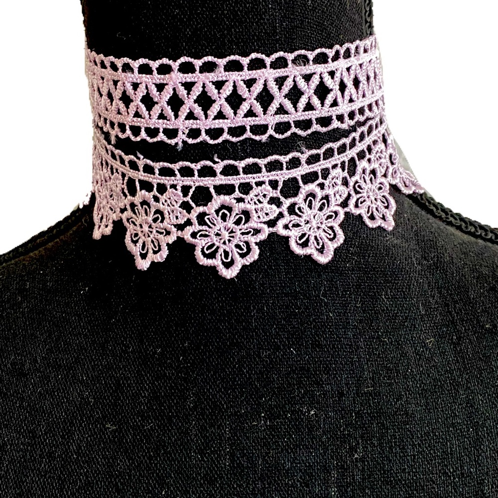 Mia collection 2-piece pastel purple lace choker set